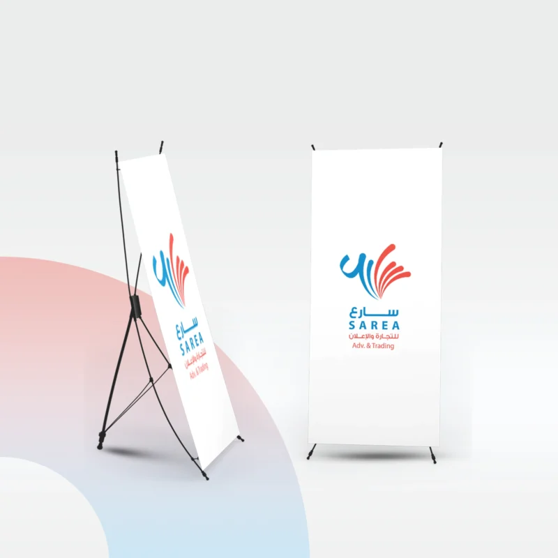 استاند X أنيق قابل للتركيب بمقاس 160×60 سم، مصنوع من ألياف وألمنيوم خفيف الوزن، مثالي لعرض اللافتات الإعلانية في المعارض والمؤتمرات، يتميز بسهولة التركيب والثبات العالي، مناسب للاستخدام الداخلي والخارجي في الحملات الدعائية باليمن والخليج.