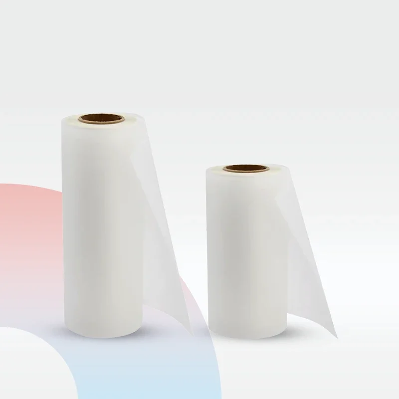 رول ورق DTF للطباعة الحرارية على القماش، يظهر بلقطتين مختلفتين الحجم على خلفية بيضاء، يبرز وضوح الورق المصمم للطباعة الدقيقة